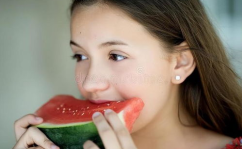 娱乐吃瓜酱头发少吃什么,头发少吃什么，美丽从“头”开始